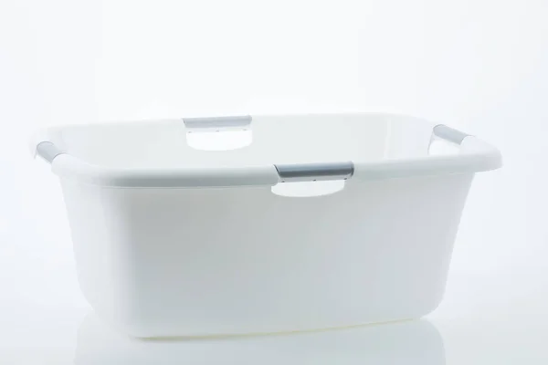 白い背景に白い洗濯籠 — ストック写真