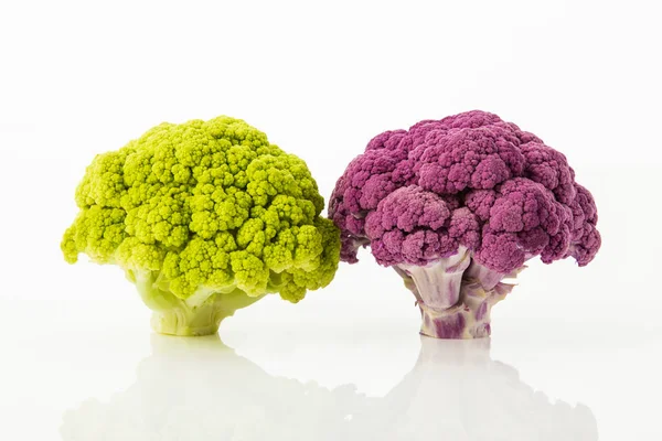 Una Coliflor Morada Una Verde Sin Cocer Sobre Fondo Blanco — Foto de Stock