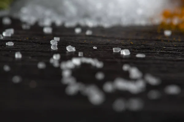 Κρύσταλλοι Του Θαλασσινού Αλατιού Στην Σκοτεινή Επιφάνεια Της Μίκας Πέτρα — Φωτογραφία Αρχείου