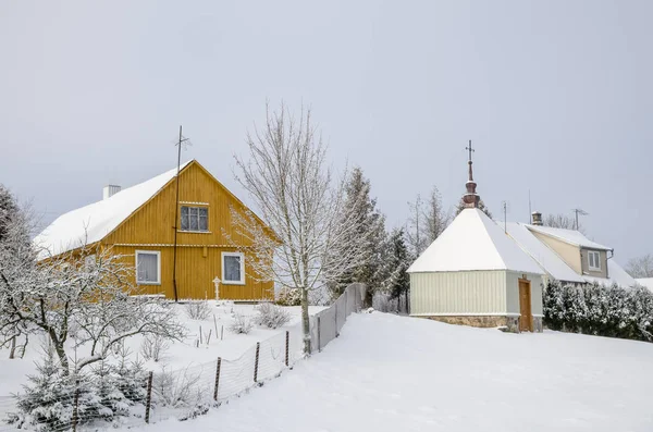 Зимний пейзаж с деревенскими домами — стоковое фото