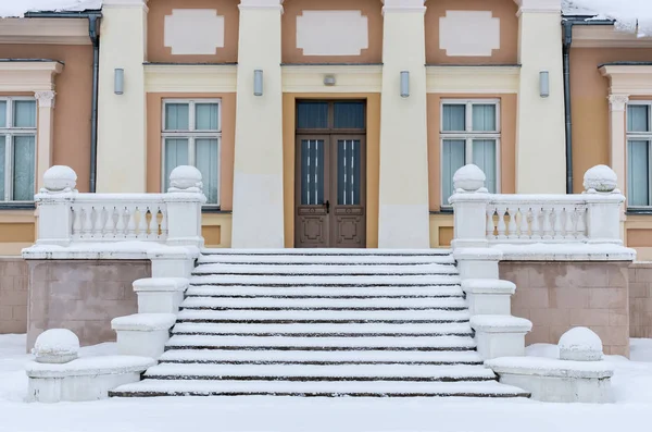 Neige hivernale sur les escaliers médiévaux — Photo