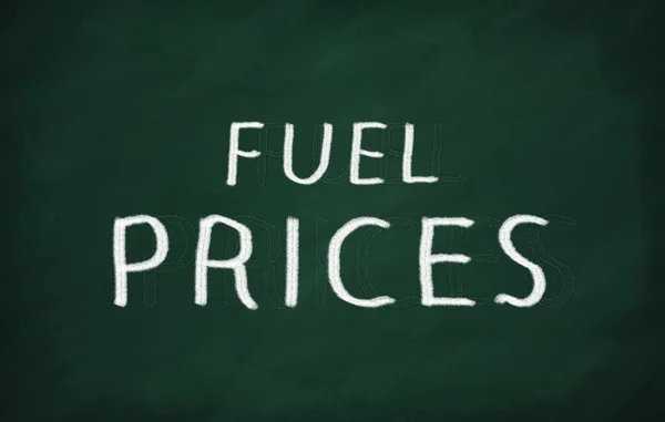 บนกระดานดําที่มีชอล์กเขียน FUEL PRICES — ภาพถ่ายสต็อก