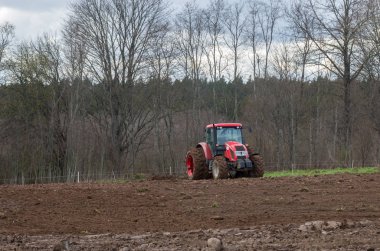 Büyük sahada çalışan traktör