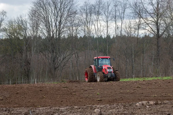 Büyük sahada çalışan traktör