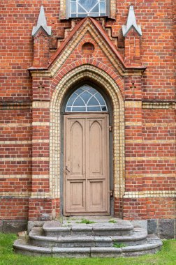 Eski kapı ve merdiven kırmızı tuğla duvar.