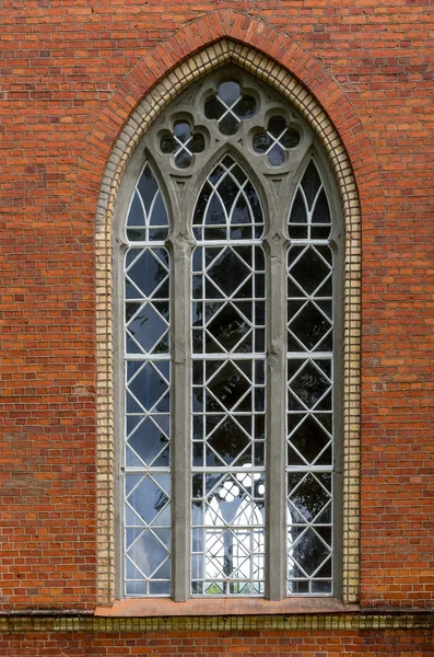 Kırmızı duvarında eski pencere.