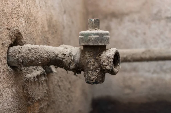 Oude en vuile waterkraan — Stockfoto