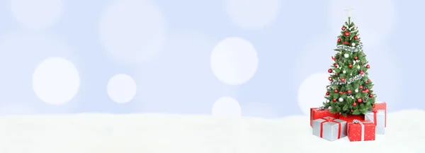Weihnachtsbaum Hintergrund Banner Schnee hell blau Dekoration kopieren — Stockfoto