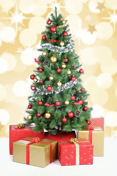 Weihnachtsbaum Hintergrund Schnee goldene Kugeln Dekoration — Stockfoto