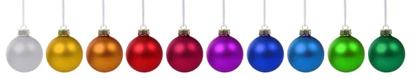 Bolas de Natal bugigangas coloridas em uma fileira isolada no branco — Fotografia de Stock