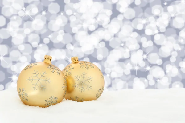 Karácsonyfadíszek arany golyó háttér hó fények — Stock Fotó