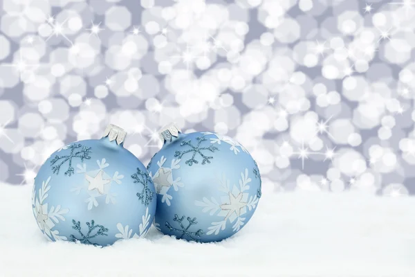 Рождественские шары безделушки звезды фоне снега — стоковое фото