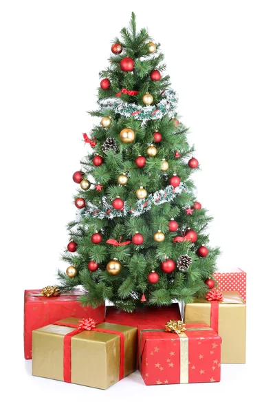 Подарки рождественские елки подарок украшения золотые шарики изолированы на — стоковое фото
