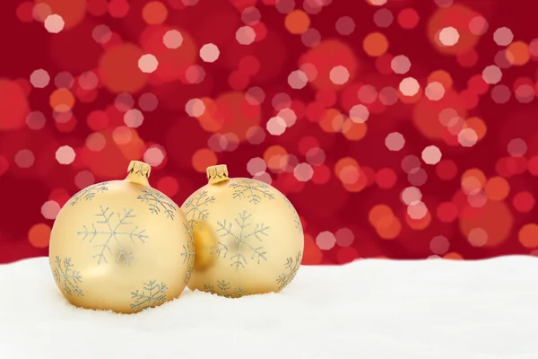 Natal bolas douradas vermelho fundo decoração com luz de neve — Fotografia de Stock