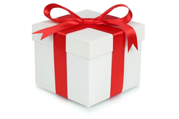 Geschenk-Box Bogen Weihnachtsgeschenke Geburtstag Valentinstag isoliert auf — Stockfoto
