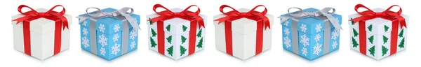 Presentes de Natal caixa de presente presente em uma fileira isolada no branco — Fotografia de Stock