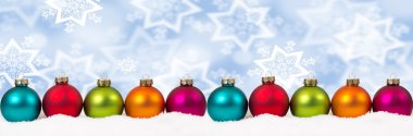 Noel renkli topları dekorasyon arka plan kar winte banner