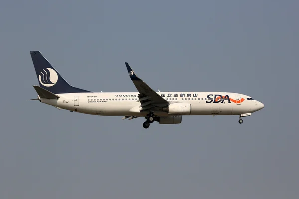SDA Shandong Airlines Boeing 737-800 airplane — Stock Photo, Image