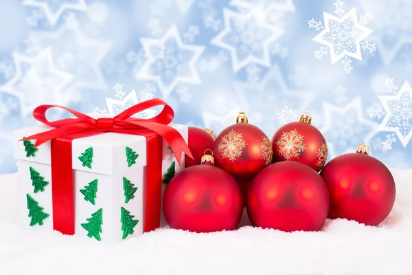 Regalo de tarjeta de Navidad regalos de invierno decoración de nieve y bolas rojas —  Fotos de Stock