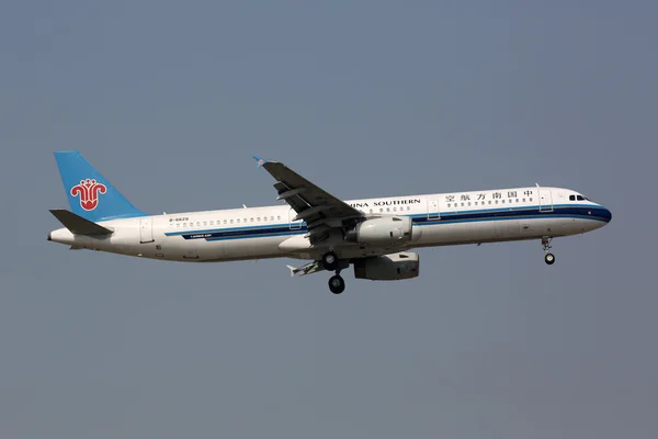China Southern Airbus A321 airplane Beijing airport — Stock Photo, Image