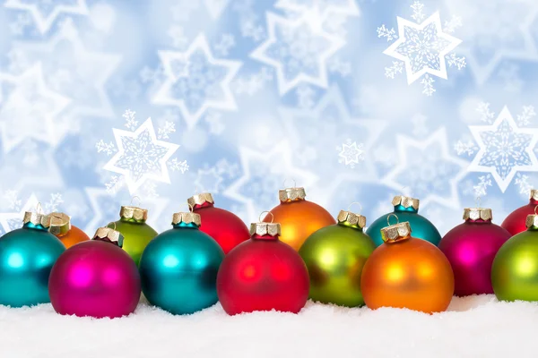많은 다채로운 크리스마스 볼 장식 눈 겨울 배경 — 스톡 사진