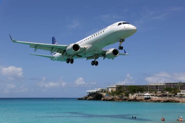 Copa Havayolları Embraer ERJ190 Sint Maarten havaalanına inen uçak