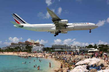 Air France Airbus A340-300 uçağı Sint Maarten havaalanına iniyor.