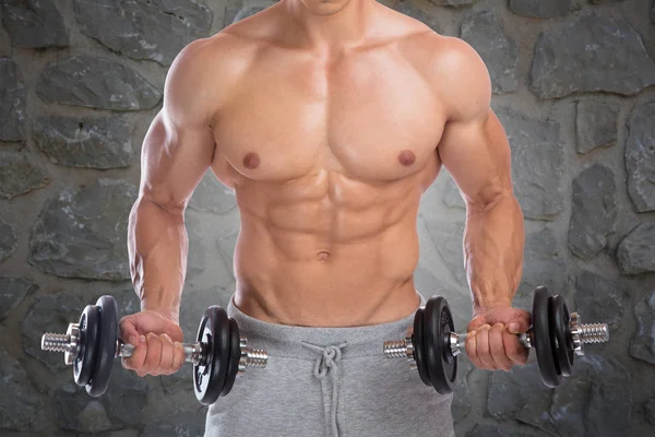 Testépítő testépítés izmok súlyzók bicepsz edzés teljesítmény — Stock Fotó