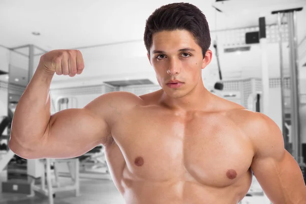 Bodybuilder bodybuilding böjning biceps muskler gym body builder — Stockfoto