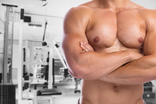 Culturistas musculación flexionar los músculos del pecho posando fitness gy —  Fotos de Stock