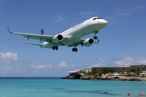 Copa Airlines Embraer ERJ190 airplane landing Sint Maarten airpo — Stock Photo, Image