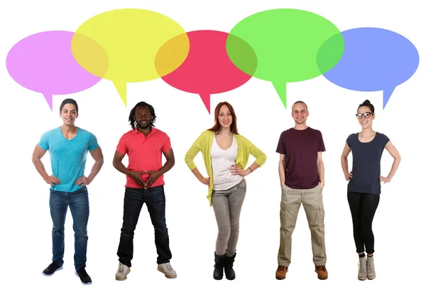 Sonriente grupo multiétnico de personas hablando diciendo spe — Foto de Stock