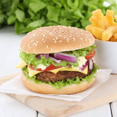 Çizburger hamburger ve patates biftek domates marul peynir