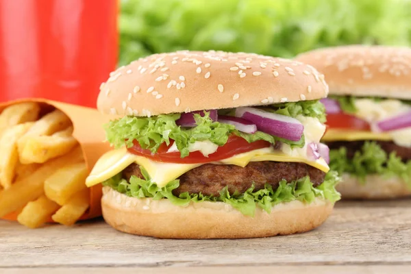 Osteburger hamburger og pommes frites menymel kombinert med drikke – stockfoto