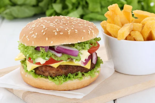 Чизбургер с картошкой фри — стоковое фото