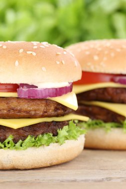 Duble çizburger hamburger closeup kapatın domates izin sığır eti kadar