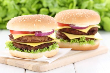 Çift peynirli burger hamburger taze biftek domates marul peynir