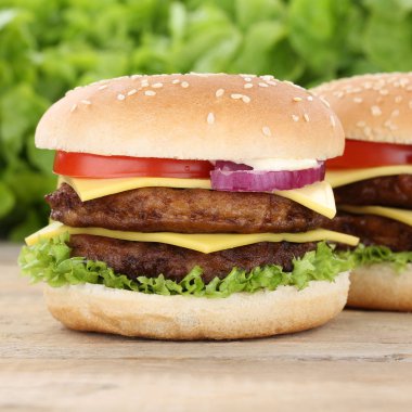 Çift peynirli burger hamburger domates peynir