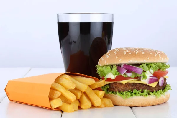 Hambúrguer de queijo hambúrguer e batatas fritas refeição menu combo cola drink unhe — Fotografia de Stock