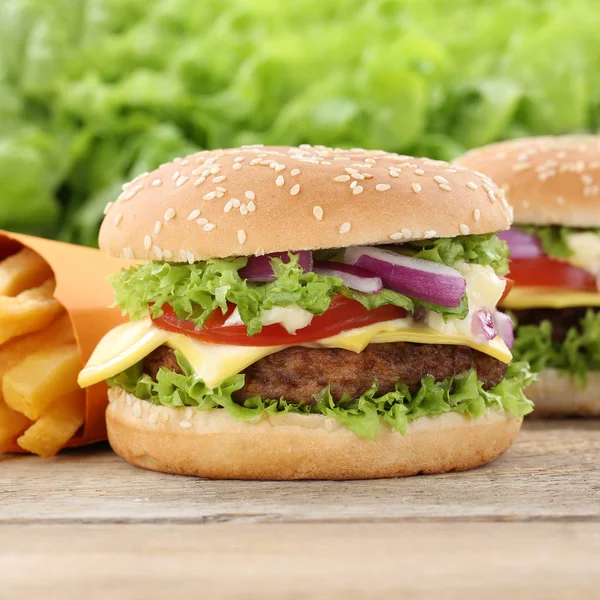 Cheeseburger hamburger i frytki — Zdjęcie stockowe