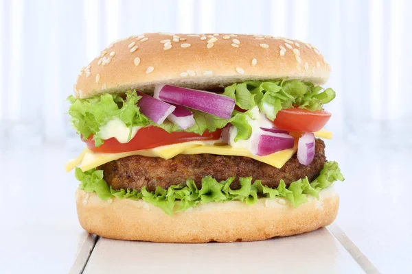 Cheeseburger hamburger burger świeżych pomidorów sałata ser — Zdjęcie stockowe