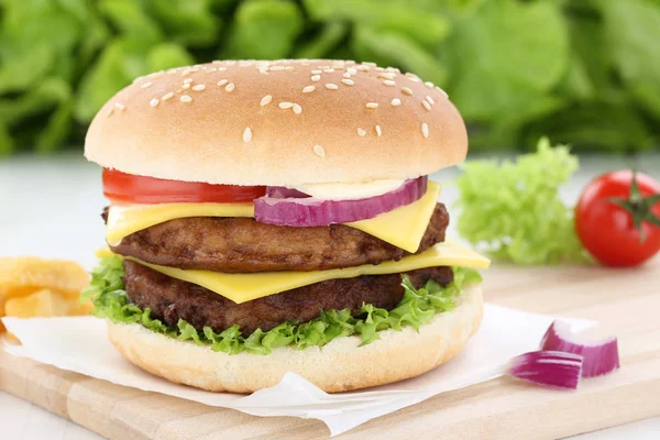 Двойной чизбургер с гамбургером и помидорами с луком — стоковое фото