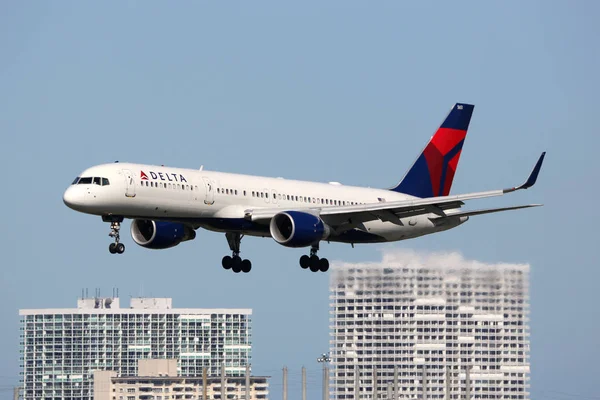 Delta Air Lines Boeing 757-200 vliegtuig — Stockfoto