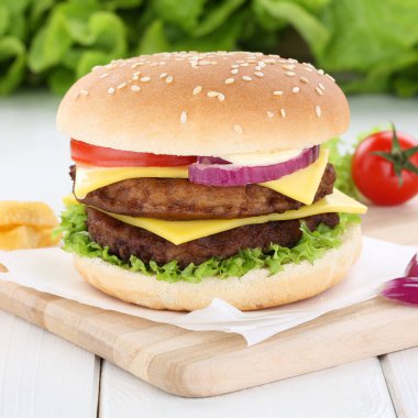 Çift peynirli burger hamburger taze et soğan domates marul 