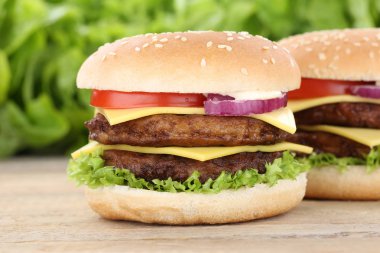 Çift peynirli burger hamburger taze hamburger domates peynir