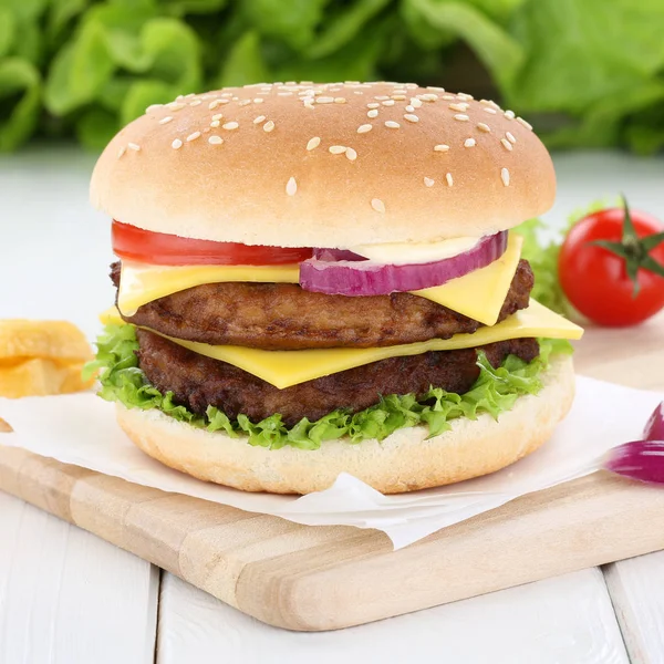 Двойной чизбургер с гамбургером и помидорами из говяжьего лука — стоковое фото