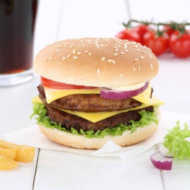 Çift peynirli burger hamburger hamburger menü yemek cola içecek