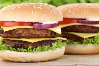Duble çizburger hamburger burger closeup kapatmak kadar sığır eti tomat