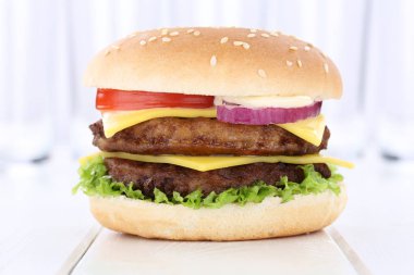Çift peynirli burger hamburger burger taze domates marul chee