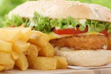 Chickenburger tavuk burger hamburger patates closeup ile kapatmak 